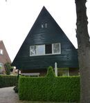 De voorzijde, ook hier weer veel groen houtwerk.
              <br/>
              Richard Keijzer, 2014-07-06